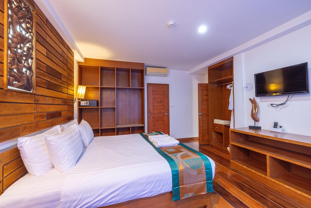 phuket meet holiday hotel
