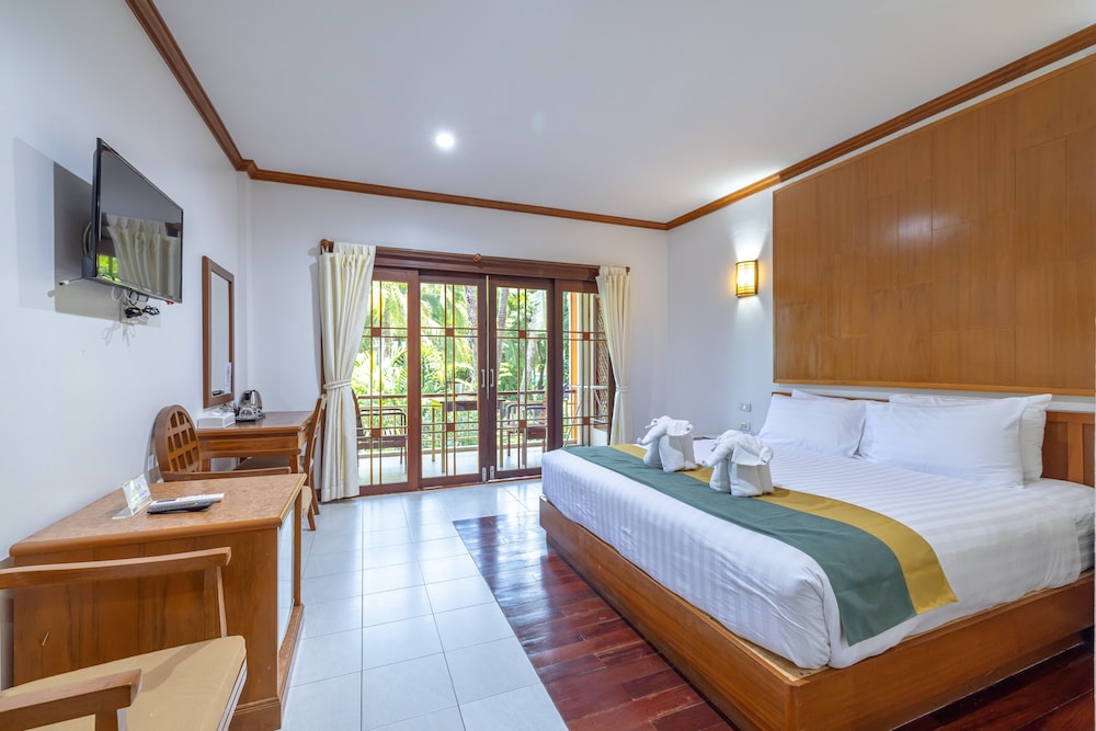 phuket meet holiday hotel