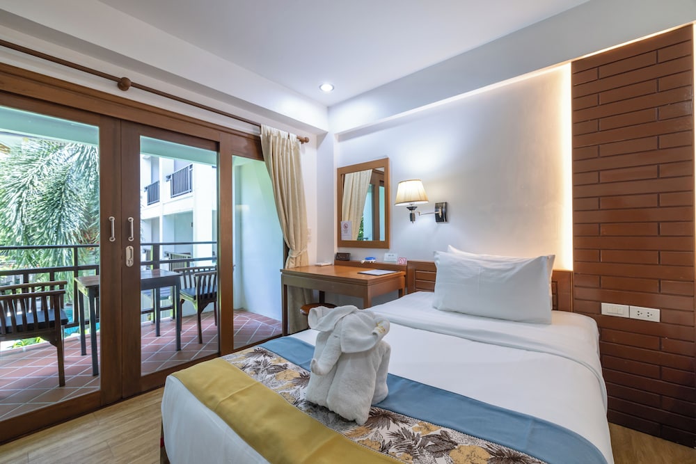 phuket meet holiday hotel