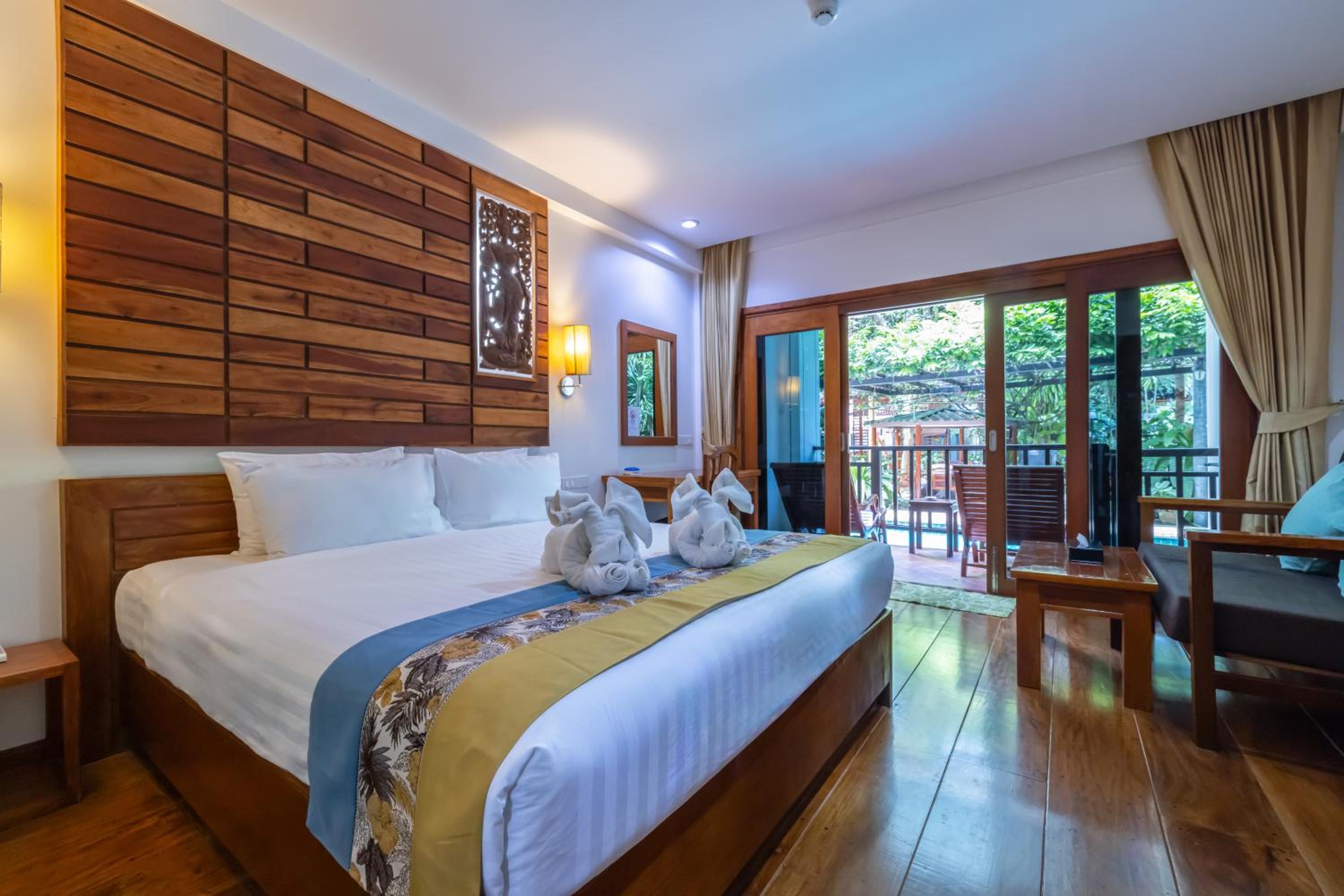 phuket meet holiday hotel