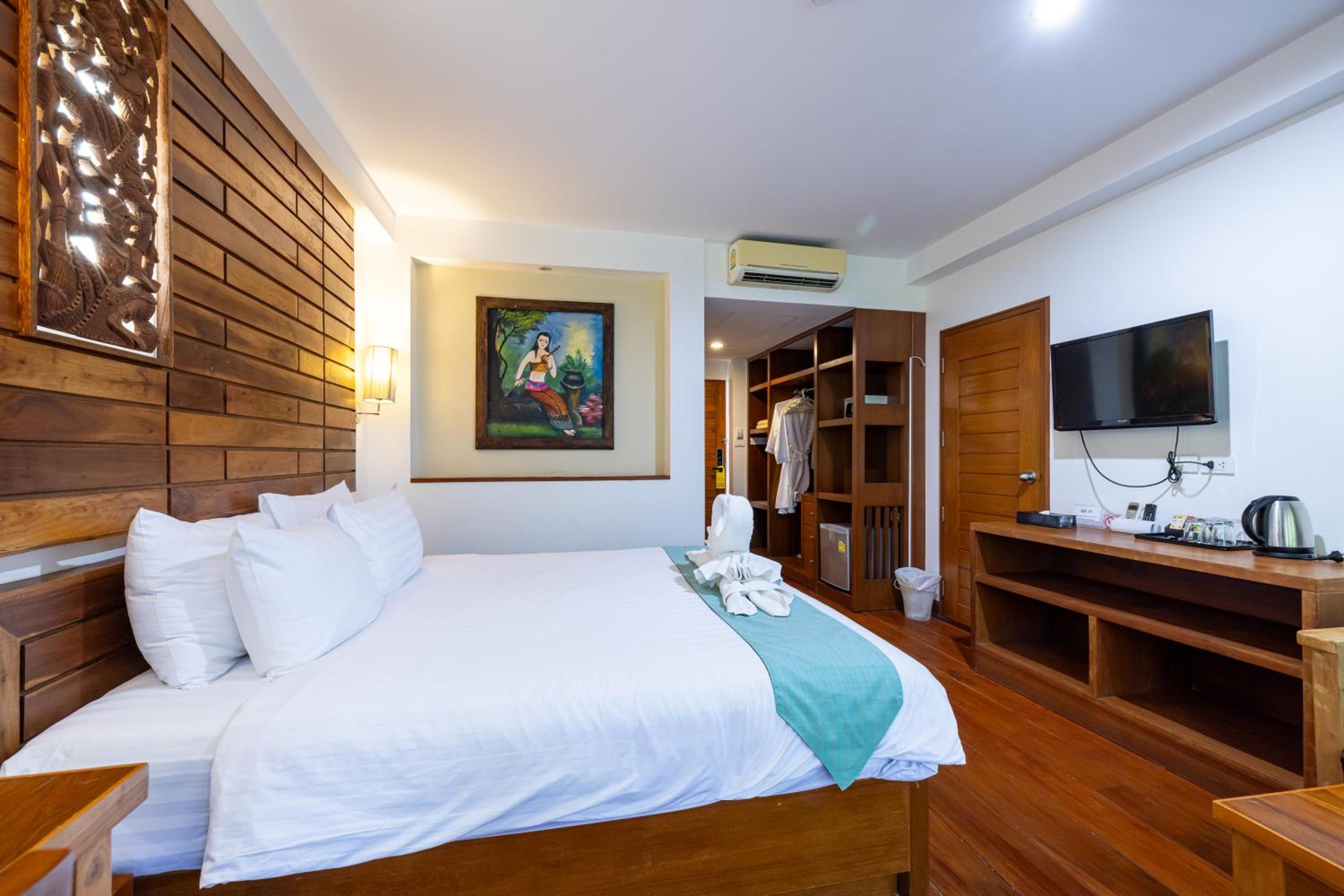phuket meet holiday hotel