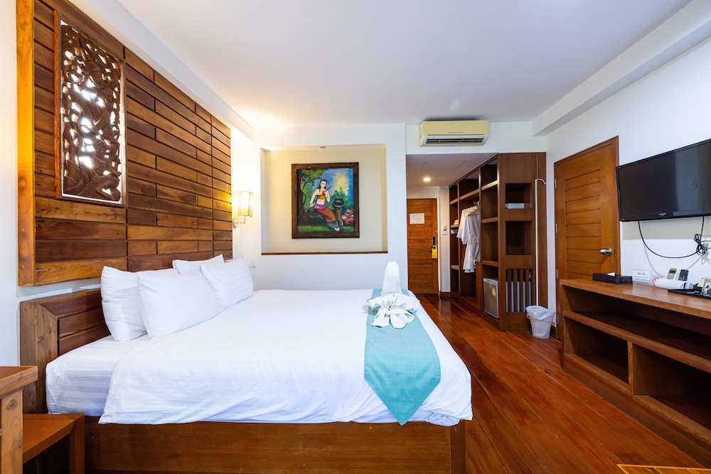 phuket meet holiday hotel