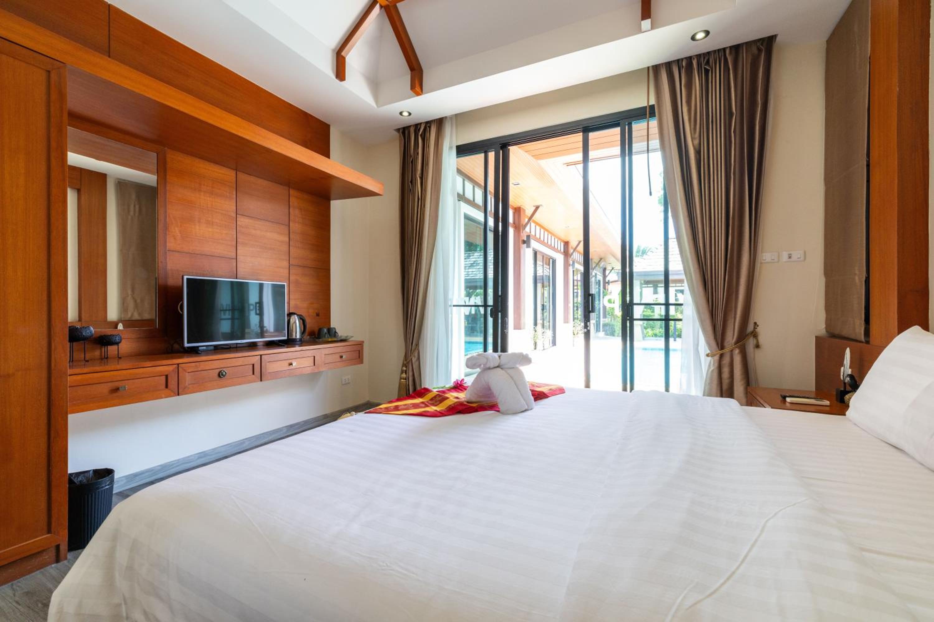 phuket meet holiday hotel