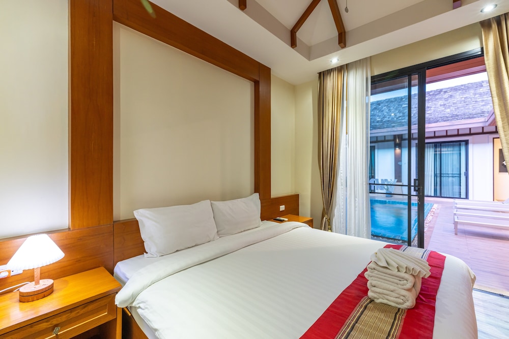 phuket meet holiday hotel