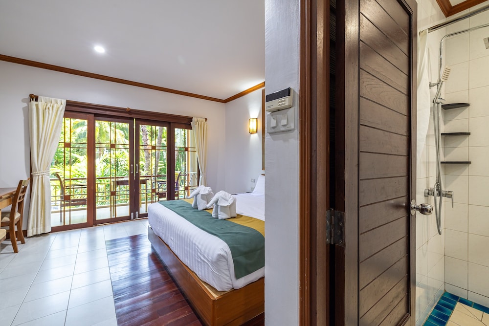 phuket meet holiday hotel