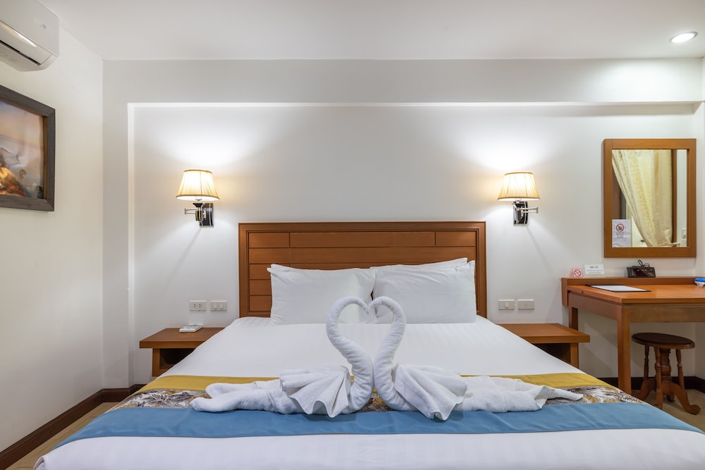 phuket meet holiday hotel