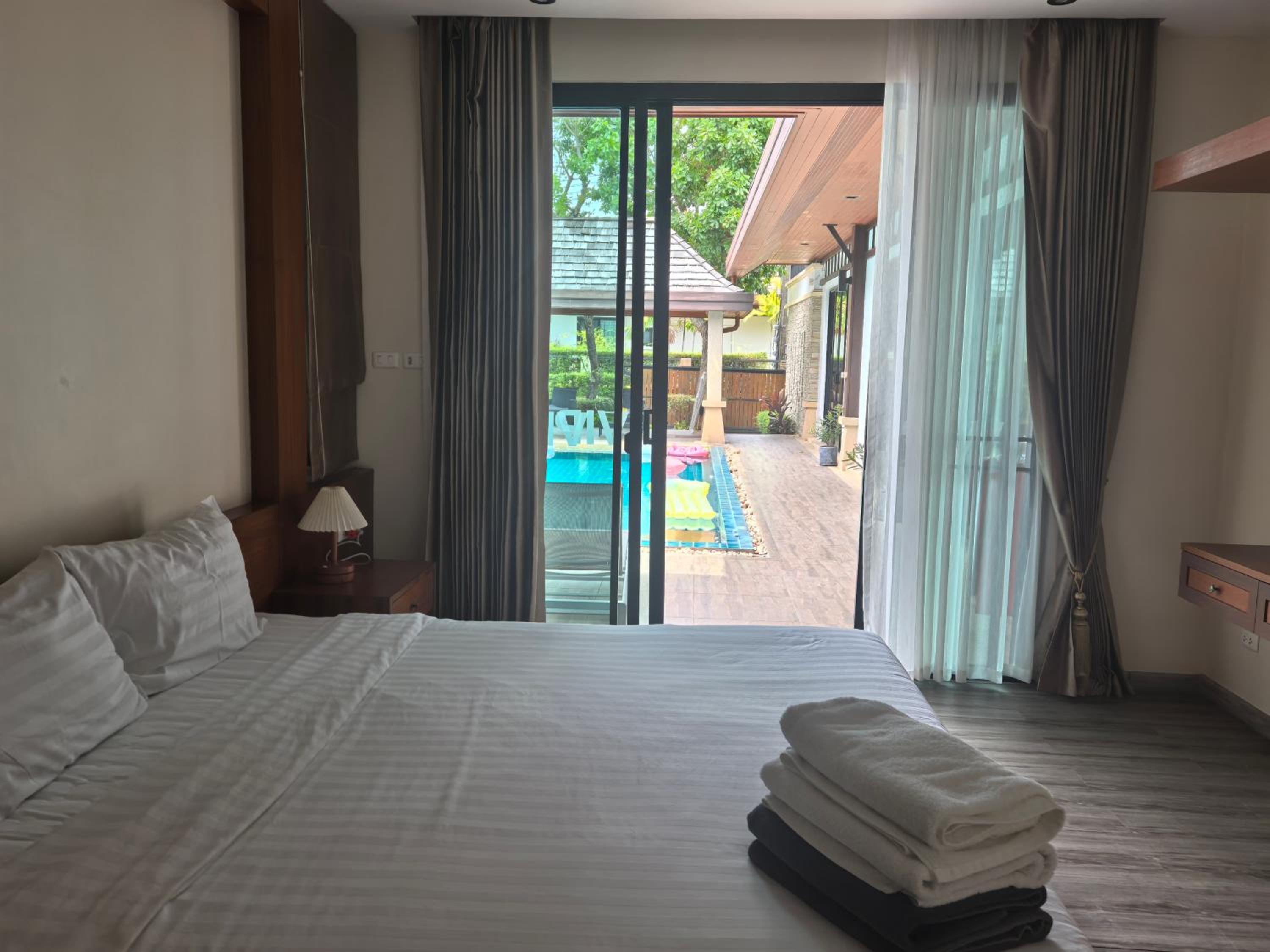 phuket meet holiday hotel