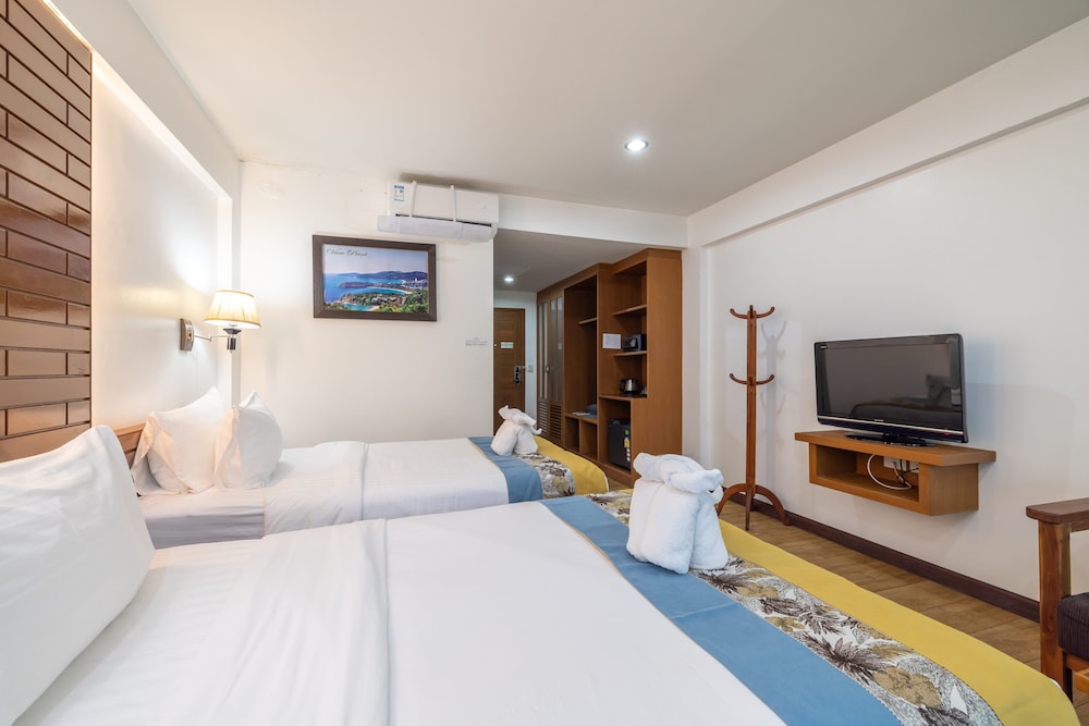 phuket meet holiday hotel