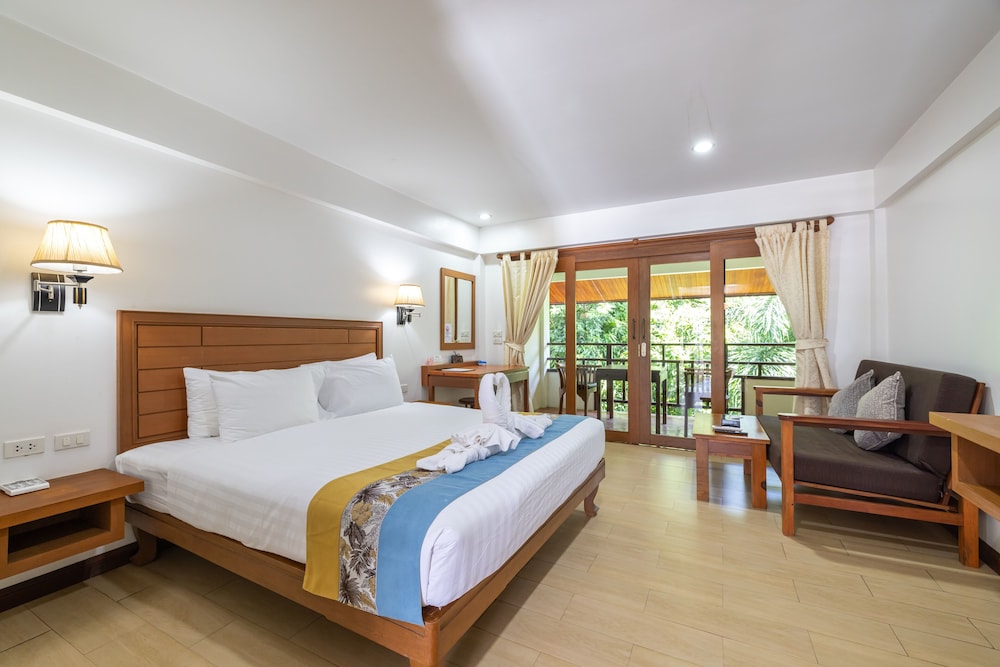 phuket meet holiday hotel