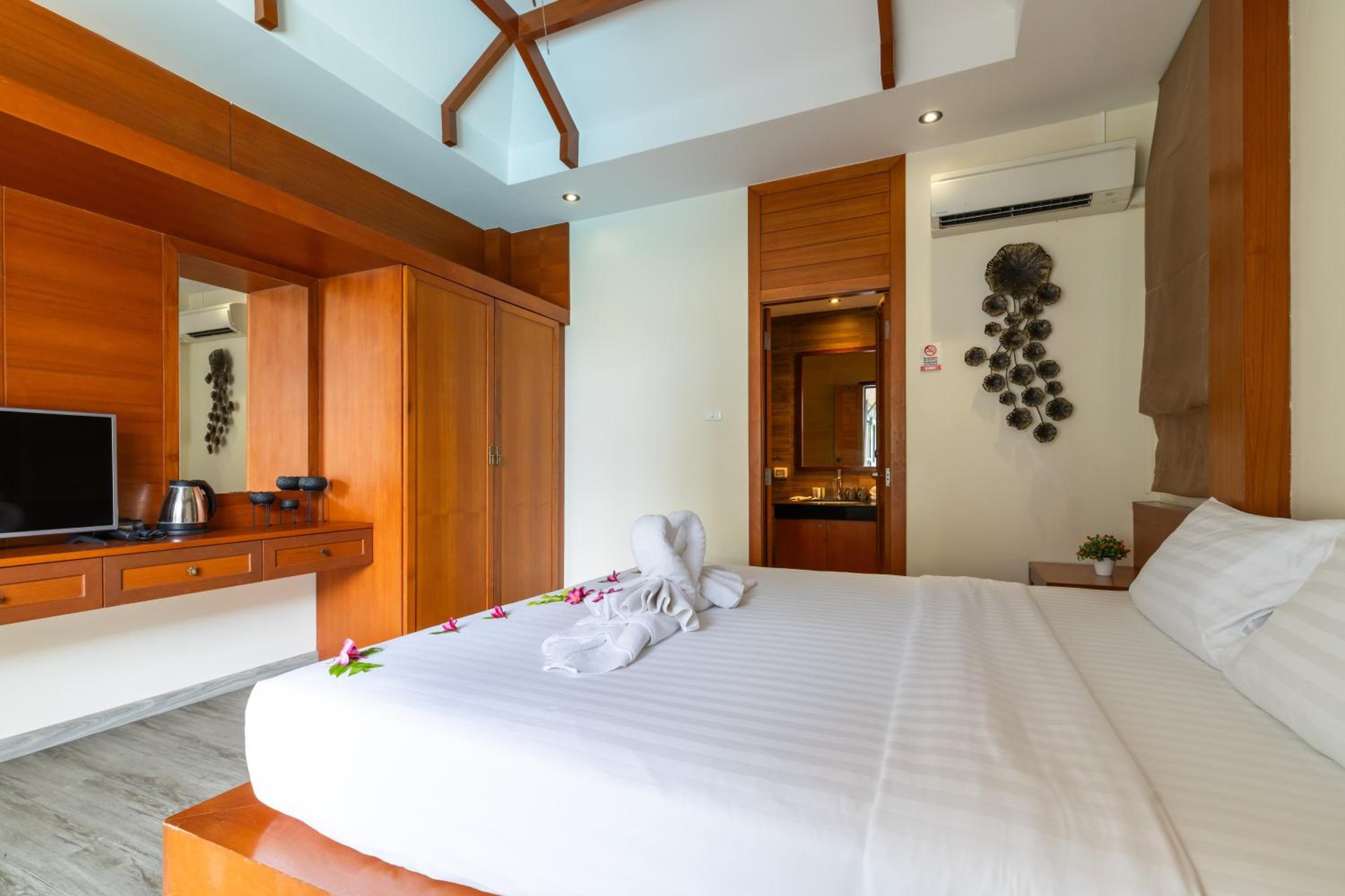 phuket meet holiday hotel