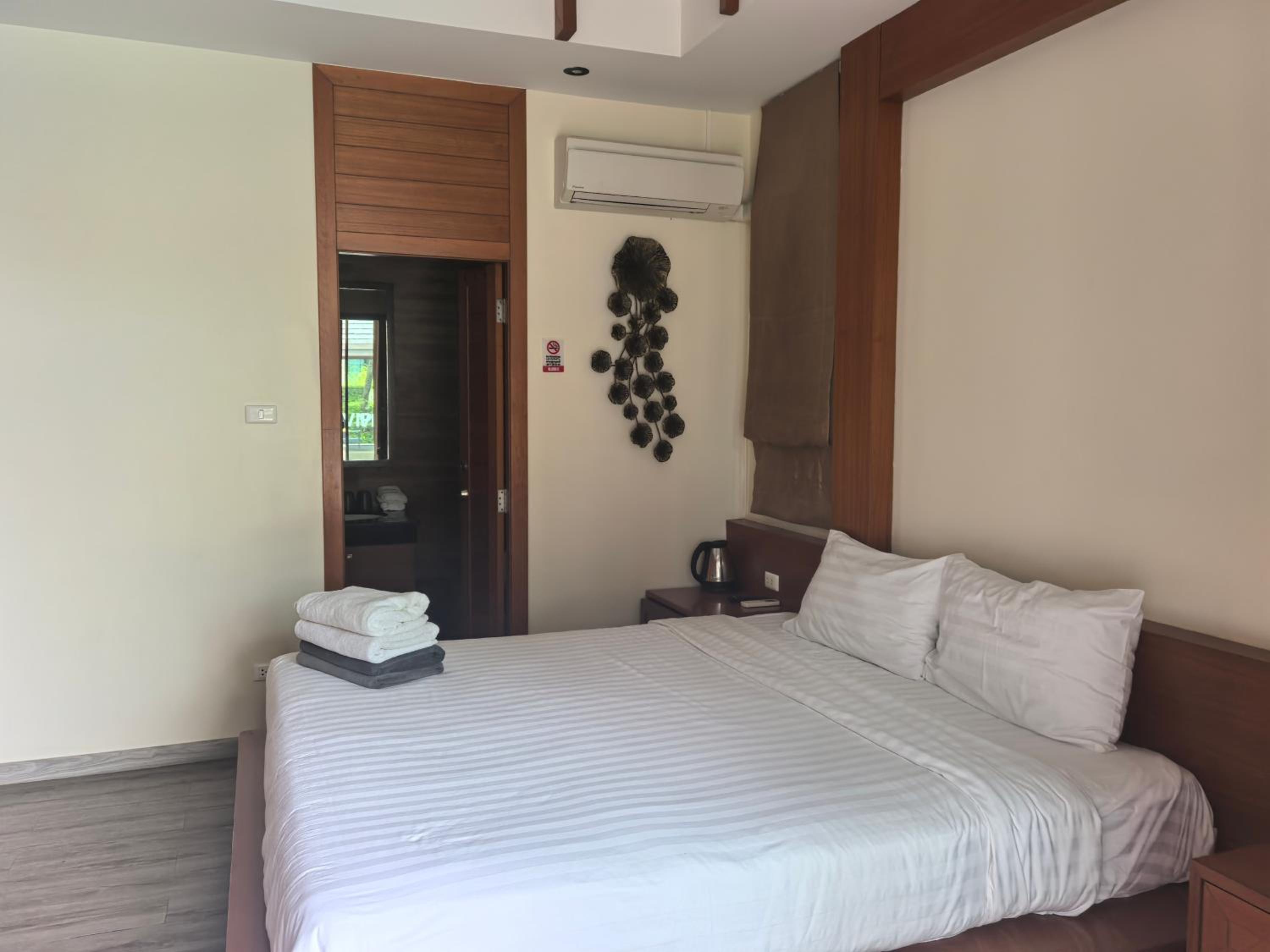 phuket meet holiday hotel