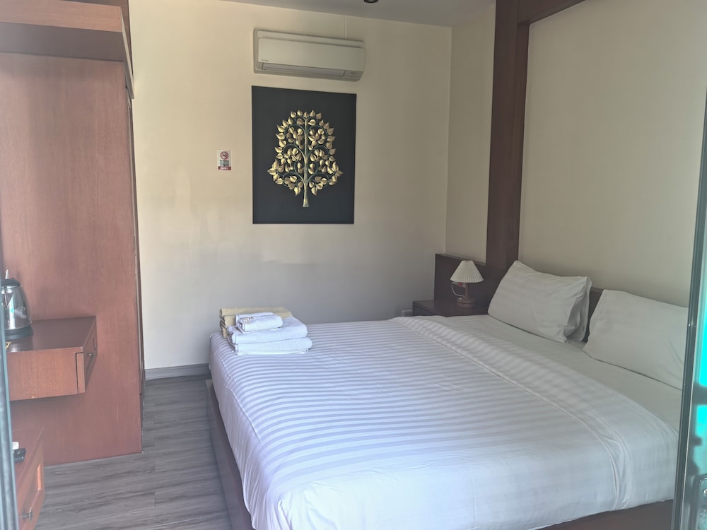phuket meet holiday hotel