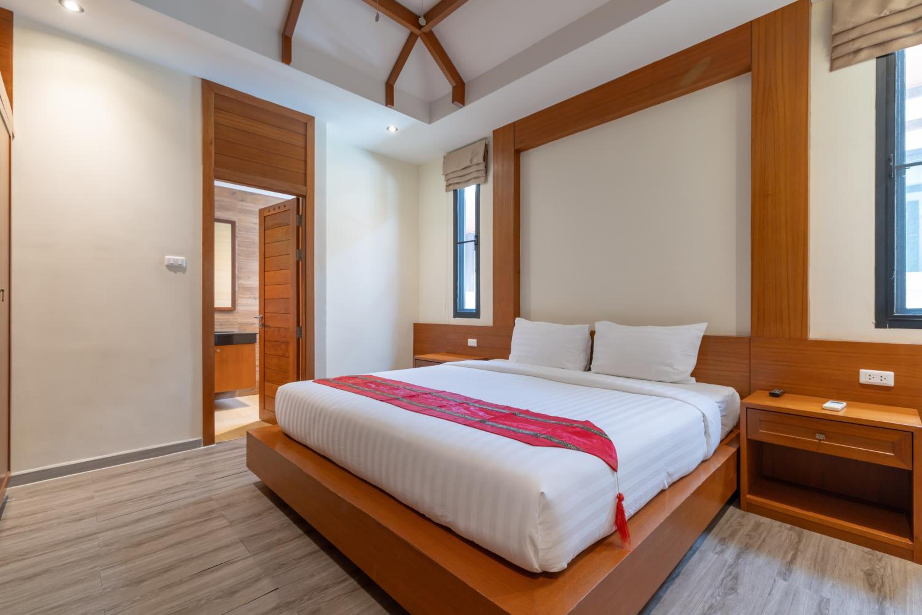 phuket meet holiday hotel