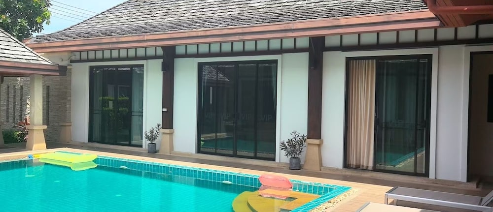phuket meet holiday hotel