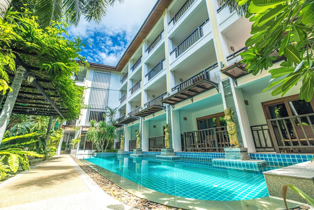 phuket meet holiday hotel