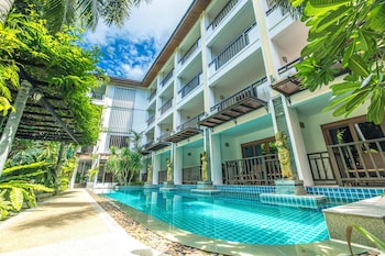phuket meet holiday hotel
