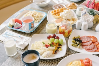 phuket meet holiday hotel