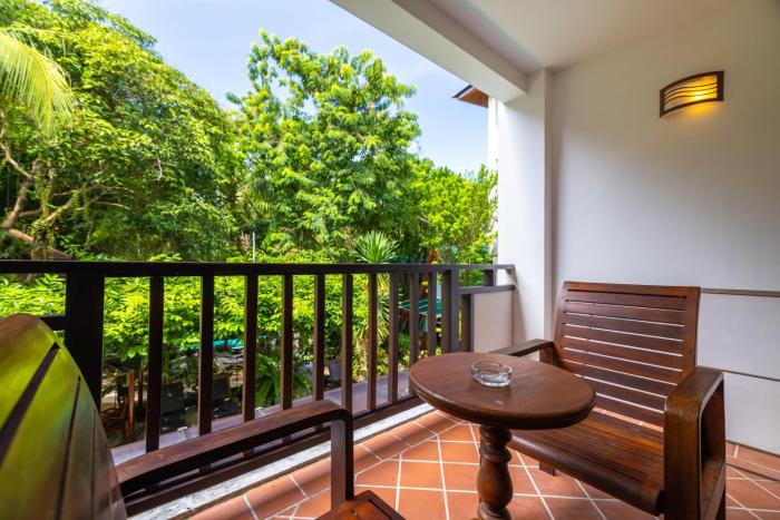 phuket meet holiday hotel