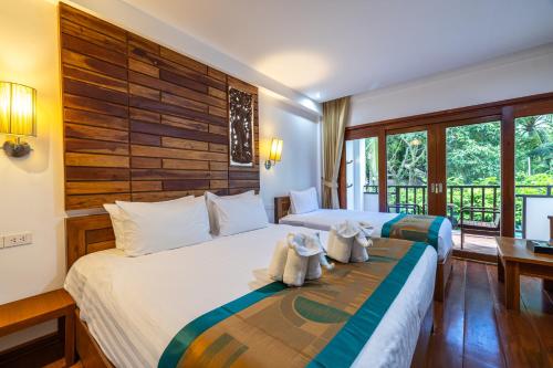 phuket meet holiday hotel