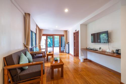 phuket meet holiday hotel