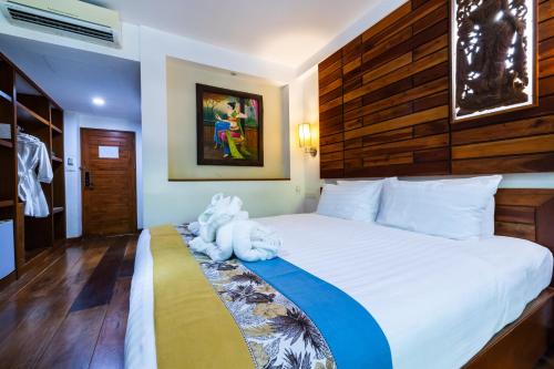 phuket meet holiday hotel
