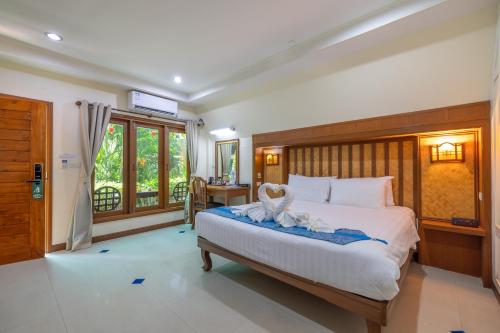 phuket meet holiday hotel