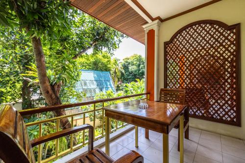 phuket meet holiday hotel