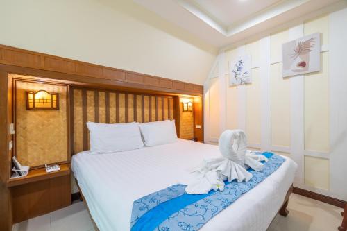 phuket meet holiday hotel