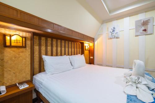 phuket meet holiday hotel