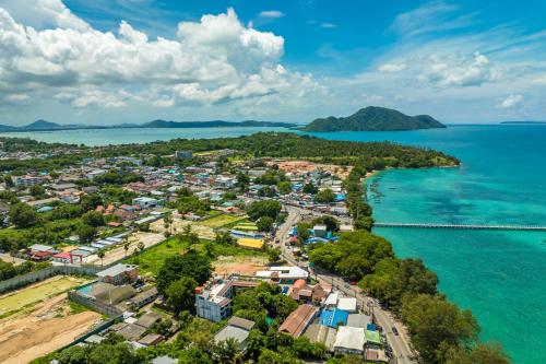 phuket meet holiday hotel