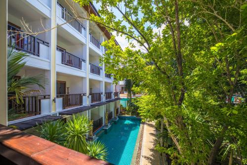 phuket meet holiday hotel