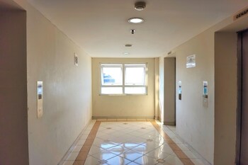 queen room 2 grand center point apartment
