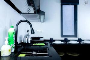 neusuite cozy studio by guestonic