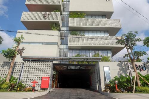 sans hotel rg living jogja by reddoorz