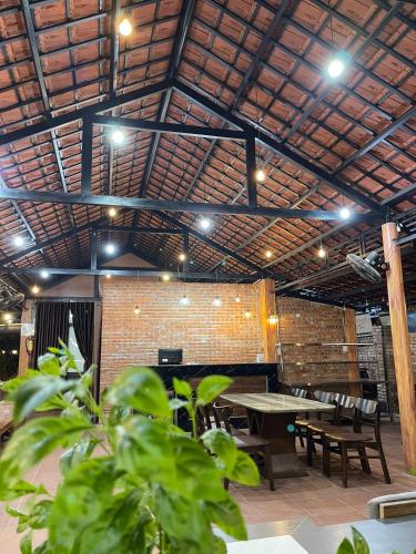 hy vien boutique and garden