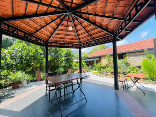 hy vien boutique and garden