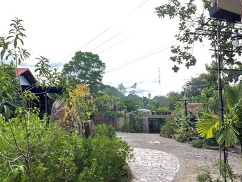 hy vien boutique and garden