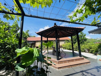 hy vien boutique and garden