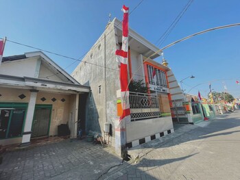 spot on 93035 karmans sari homestay syariah