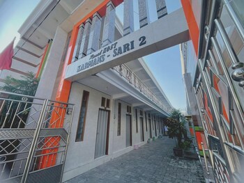 spot on 93035 karmans sari homestay syariah