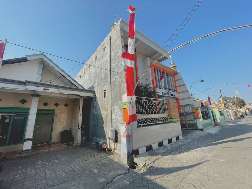 spot on 93035 karmans sari homestay syariah