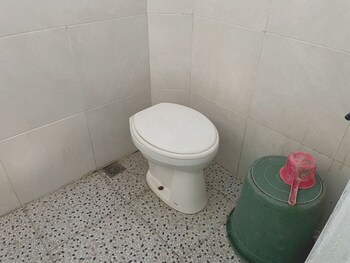 spot on 93035 karmans sari homestay syariah