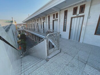 spot on 93035 karmans sari homestay syariah