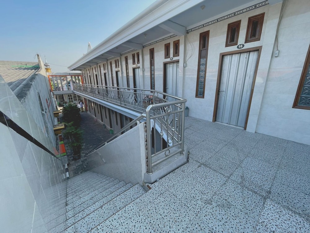 spot on 93035 karmans sari homestay syariah