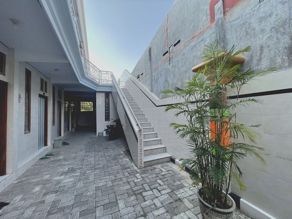 spot on 93035 karmans sari homestay syariah