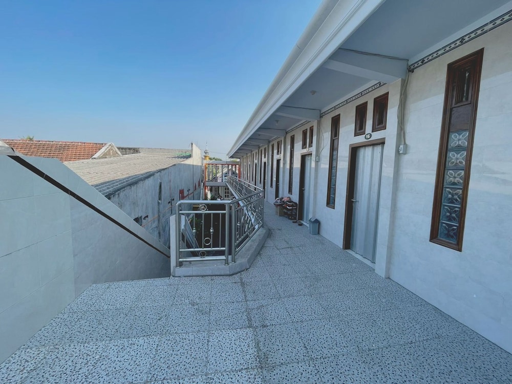 spot on 93035 karmans sari homestay syariah