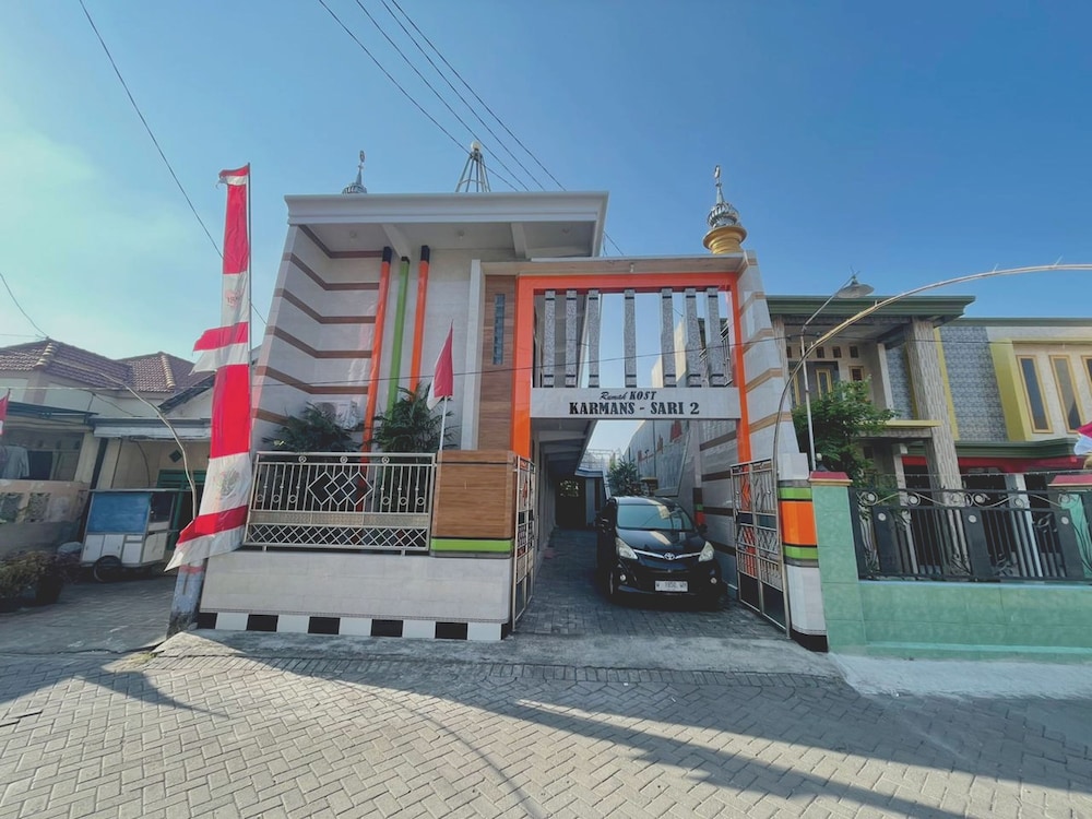 spot on 93035 karmans sari homestay syariah