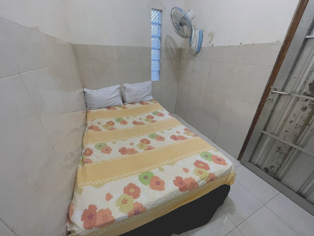 spot on 93035 karmans sari homestay syariah