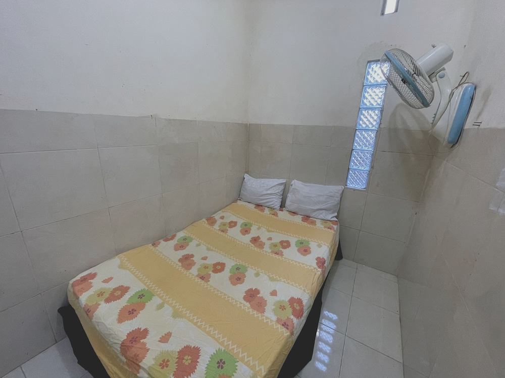 spot on 93035 karmans sari homestay syariah