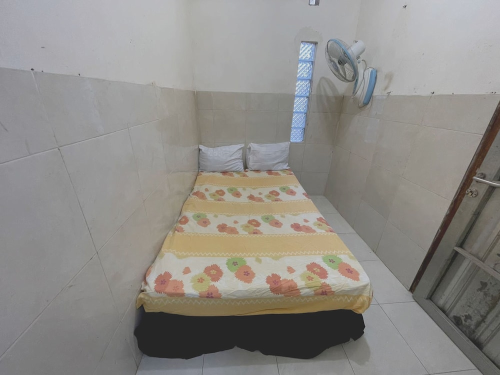 spot on 93035 karmans sari homestay syariah